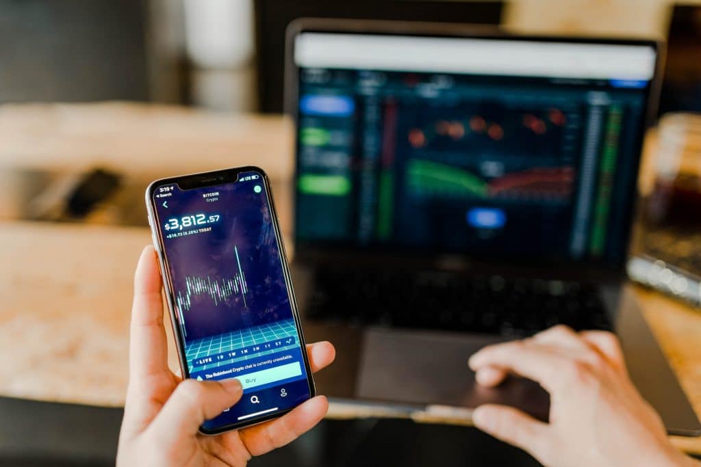 imagem de celular operando no mercado criptomoedas promissoras para 2022